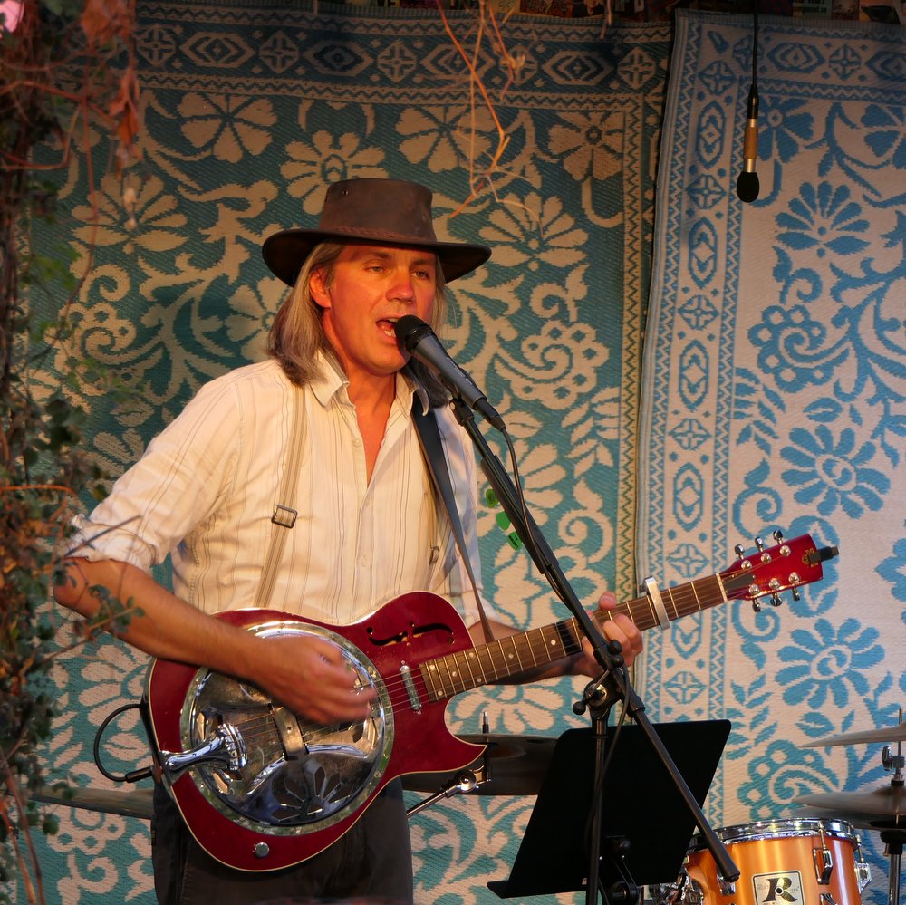 How Askew playing original rootsy blues at Strandkompaniet in Sweden